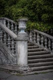 Escalier antique avec les balustres en pierre dans la perspective de la végétation verte photo stock Escalier antique avec les balustres en pierre dans la perspective de la végétation verte photo stock