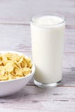 Escamas con leche Desayuno sano útil fotos de archivo libres de regalías Escamas con leche Desayuno sano útil fotos de archivo libres de regalías