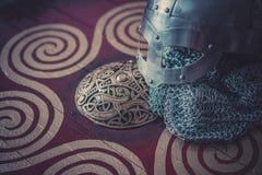 Escandinavo, casco de vikingo con el correo en cadena en un escudo rojo con Imagen de archivo libre de regalías Escandinavo, casco de vikingo con el correo en cadena en un escudo rojo con Imagen de archivo libre de regalías