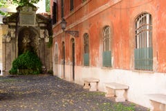 Escena de la calle en Roma y arquitectura típica foto de archivo Escena de la calle en Roma y arquitectura típica foto de archivo