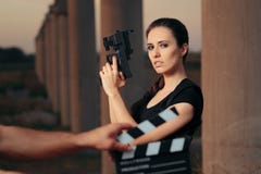 Escena femenina del tiroteo de la estrella de cine de la actriz del super héroe de la acción fotos de archivo Escena femenina del tiroteo de la estrella de cine de la actriz del super héroe de la acción fotos de archivo