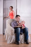 Escena, padre e hijo de la familia sentándose en acogedor foto de archivo libre de regalías Escena, padre e hijo de la familia sentándose en acogedor foto de archivo libre de regalías