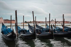 Escena típica de góndolas parqueadas en Venecia imágenes de archivo libres de regalías Escena típica de góndolas parqueadas en Venecia imágenes de archivo libres de regalías