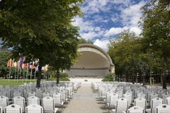 Escena vacía del verano con filas de sillas en el parque Rose en Baden Fotos de archivo Escena vacía del verano con filas de sillas en el parque Rose en Baden Fotos de archivo