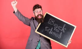 Escola e conceito do estudo O professor der boas-vindas a estudantes quando inscrição do quadro das posses de volta à escola posi imagem de stock Escola e conceito do estudo O professor der boas-vindas a estudantes quando inscrição do quadro das posses de volta à escola posi imagem de stock