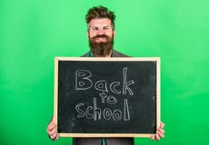 Escola e conceito do estudo A ocupação de ensino exige o talento e a experiência O professor der boas-vindas a estudantes quando foto de stock Escola e conceito do estudo A ocupação de ensino exige o talento e a experiência O professor der boas-vindas a estudantes quando foto de stock