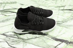 Escolha o tênis de corrida, as sapatilhas ou os instrutores pretos sem marca novos do esporte isolados no fundo branco com trajet fotografia de stock royalty free Escolha o tênis de corrida, as sapatilhas ou os instrutores pretos sem marca novos do esporte isolados no fundo branco com trajet fotografia de stock royalty free