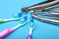 Escova de dentes dos cuidados dentários com as ferramentas do dentista no fundo do espelho Foco seletivo foto de stock Escova de dentes dos cuidados dentários com as ferramentas do dentista no fundo do espelho Foco seletivo foto de stock