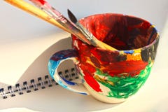 Escovas de pintura da arte em um copo com espa?o vazio para o texto imagens de stock royalty free Escovas de pintura da arte em um copo com espa?o vazio para o texto imagens de stock royalty free