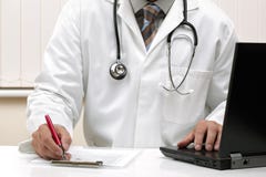 Escribiendo a un examen médico de la prescripción notas fotografía de archivo libre de regalías Escribiendo a un examen médico de la prescripción notas fotografía de archivo libre de regalías
