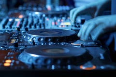 Escritorio de mezcla de DJ en club nocturno Escritorio de mezcla de DJ en club nocturno