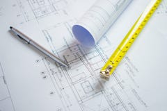 Escritorio del arquitecto con la pluma, cartucho del metro en el modelo para la casa fotografía de archivo Escritorio del arquitecto con la pluma, cartucho del metro en el modelo para la casa fotografía de archivo