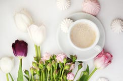 Escritorio plano de la endecha con café y flores imagen de archivo libre de regalías Escritorio plano de la endecha con café y flores imagen de archivo libre de regalías