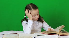 Escritura triste de la muchacha, recubriendo con caña Niño que hace la preparación almacen de video Escritura triste de la muchacha, recubriendo con caña Niño que hace la preparación almacen de video