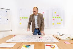 Escritório do contratante com planeamento e os desenhos técnicos fotografia de stock Escritório do contratante com planeamento e os desenhos técnicos fotografia de stock