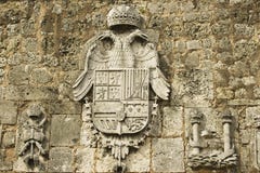 Escudo de armas representado en la pared exterior de la fortaleza de Ozama en Santo Domingo, República Dominicana imágenes de archivo libres de regalías Escudo de armas representado en la pared exterior de la fortaleza de Ozama en Santo Domingo, República Dominicana imágenes de archivo libres de regalías