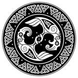 Escudo de Viking, adornado con un modelo escandinavo y los cuervos de dios Odin Huginn y Muninn libre illustration Escudo de Viking, adornado con un modelo escandinavo y los cuervos de dios Odin Huginn y Muninn libre illustration