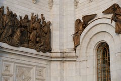 Escultura de bronze dourada em torno da catedral de Cristo o salvador na cidade de Moscou, Rússia foto de stock Escultura de bronze dourada em torno da catedral de Cristo o salvador na cidade de Moscou, Rússia foto de stock
