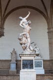 Escultura de Florença da violação do delle Sabine de Sabine Women Ratto por Giambologna no dei Lanzi da loggia fotografia de stock royalty free Escultura de Florença da violação do delle Sabine de Sabine Women Ratto por Giambologna no dei Lanzi da loggia fotografia de stock royalty free