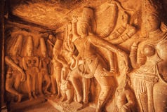 Escultura de Shiva Lord del baile con muchos dands en la pared del viejo alivio Arquitectura india antigua en Aihole, la India imagen de archivo Escultura de Shiva Lord del baile con muchos dands en la pared del viejo alivio Arquitectura india antigua en Aihole, la India imagen de archivo
