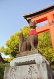 Escultura del Fox en la capilla de Fushimi-Inari, Kyoto, Japón fotografía de archivo Escultura del Fox en la capilla de Fushimi-Inari, Kyoto, Japón fotografía de archivo