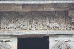 Escultura del shiva del baile de Nataraja y del animal mítico de Makara en la pared del templo de Hoysaleswara imagen de archivo Escultura del shiva del baile de Nataraja y del animal mítico de Makara en la pared del templo de Hoysaleswara imagen de archivo