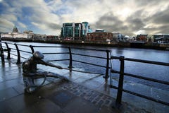 Escultura no rio Liffey fotografia de stock Escultura no rio Liffey fotografia de stock