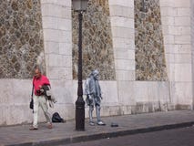 Escultura viva triste e um turista de passagem Paris, França 5 de agosto de 2009 fotos de stock royalty free Escultura viva triste e um turista de passagem Paris, França 5 de agosto de 2009 fotos de stock royalty free