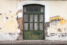 Escuro - porta de madeira verde na fachada velha da construção fotos de stock Escuro - porta de madeira verde na fachada velha da construção fotos de stock