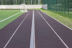 Eseguendo pista per atletica intorno allo stadio fotografia stock libera da diritti Eseguendo pista per atletica intorno allo stadio fotografia stock libera da diritti