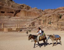 Eselfahrer in der alten Stadt von PETRA, Jordanien stockbilder Eselfahrer in der alten Stadt von PETRA, Jordanien stockbilder