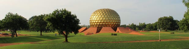 Esfera dourada de Auroville, Índia imagens de stock royalty free Esfera dourada de Auroville, Índia imagens de stock royalty free