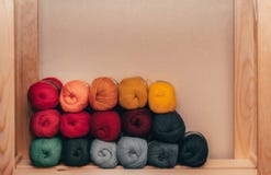 Esferas coloridas do fio Cores do arco-íris Todas as cores Fio para fazer malha Skeins do fio As linhas são arranjadas em seguido imagens de stock royalty free Esferas coloridas do fio Cores do arco-íris Todas as cores Fio para fazer malha Skeins do fio As linhas são arranjadas em seguido imagens de stock royalty free