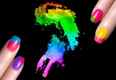 Esmalte de uñas colorido y sombra de ojos mineral imagen de archivo Esmalte de uñas colorido y sombra de ojos mineral imagen de archivo