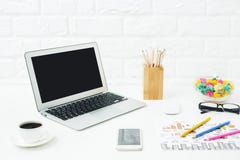 Espace de travail créatif avec des dispositifs Image libre de droits Espace de travail créatif avec des dispositifs Image libre de droits