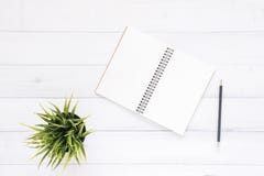 Espace de travail minimal - l'appartement créatif étendent la photo du bureau d'espace de travail Fond de bureau avec des carnets Photographie stock Espace de travail minimal - l'appartement créatif étendent la photo du bureau d'espace de travail Fond de bureau avec des carnets Photographie stock