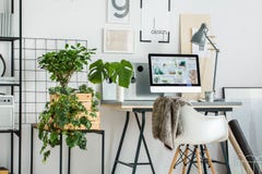 Espace de travail simple avec le bureau Image stock