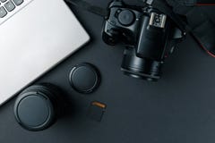 Espace de travail sur la table noire du photographe Espace de travail minimal avec l'espace de copie d'ordinateur portable, de ca image libre de droits Espace de travail sur la table noire du photographe Espace de travail minimal avec l'espace de copie d'ordinateur portable, de ca image libre de droits