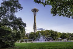 Espacez la tour d'aiguille encadrée par les arbres en parc, Seattle, Etats-Unis photo libre de droits Espacez la tour d'aiguille encadrée par les arbres en parc, Seattle, Etats-Unis photo libre de droits