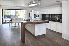 Espacio abierto de la cocina en el nuevo interior de la casa de la familia fotografía de archivo libre de regalías Espacio abierto de la cocina en el nuevo interior de la casa de la familia fotografía de archivo libre de regalías