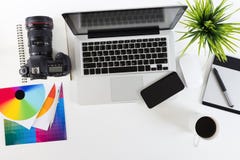 Espacio de trabajo de la fotografía en la visión superior fotos de archivo Espacio de trabajo de la fotografía en la visión superior fotos de archivo
