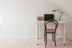 Espacio de trabajo minimalista retro moderno en un cuarto simple de Ministerio del Interior imagenes de archivo Espacio de trabajo minimalista retro moderno en un cuarto simple de Ministerio del Interior imagenes de archivo