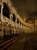 Espagnol Square Plaza de Espana à Séville la nuit, Espagne C'est un exemple de point de repère de l'architecture de régionalisme image libre de droits Espagnol Square Plaza de Espana à Séville la nuit, Espagne C'est un exemple de point de repère de l'architecture de régionalisme image libre de droits
