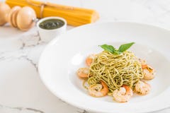 espaguetes da massa com verde e camarões do pesto Imagem de Stock espaguetes da massa com verde e camarões do pesto Imagem de Stock