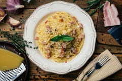 Espaguetis Carbonara Carbonara del alla de las pastas con una salsa cremosa, un tocino y una pimienta en una placa blanca imagenes de archivo Espaguetis Carbonara Carbonara del alla de las pastas con una salsa cremosa, un tocino y una pimienta en una placa blanca imagenes de archivo