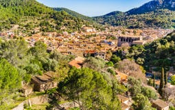 Espanha de Majorca, vista da cidade de Esporles na paisagem rural bonita da montanha imagens de stock royalty free Espanha de Majorca, vista da cidade de Esporles na paisagem rural bonita da montanha imagens de stock royalty free