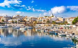 España Cala Ratjada, ciudad hermosa del puerto deportivo del puerto en la costa de la isla de Majorca imagenes de archivo España Cala Ratjada, ciudad hermosa del puerto deportivo del puerto en la costa de la isla de Majorca imagenes de archivo