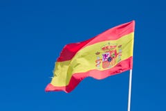 España el vuelo de la bandera nacional en el centro turístico de Nerja en Andalucía fotos de archivo libres de regalías España el vuelo de la bandera nacional en el centro turístico de Nerja en Andalucía fotos de archivo libres de regalías