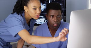 Especialista médico que trabalha com o colega no computador fotos de stock Especialista médico que trabalha com o colega no computador fotos de stock