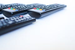 Especialmente mandos a distancia negros pesadamente borrosos para la TV en un fondo blanco imagen de archivo libre de regalías Especialmente mandos a distancia negros pesadamente borrosos para la TV en un fondo blanco imagen de archivo libre de regalías